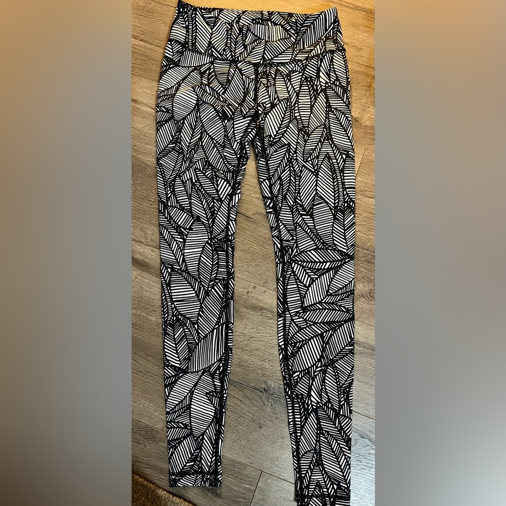Lululemon leggings size 6 black and white
